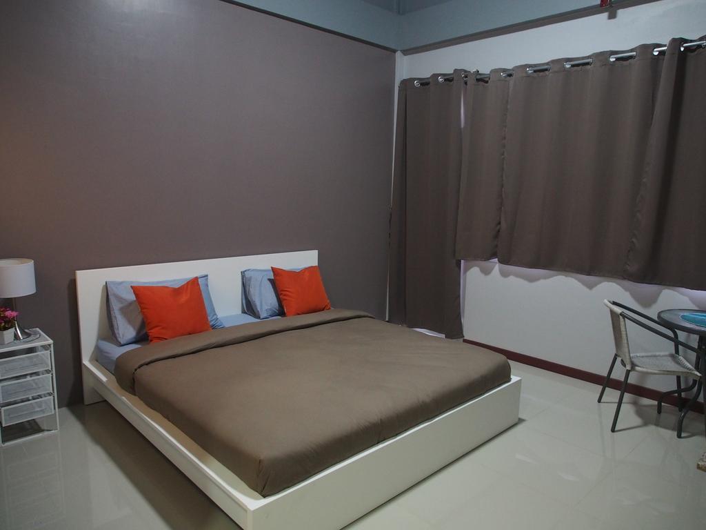 Sriyanar Place Bangkok Bagian luar foto